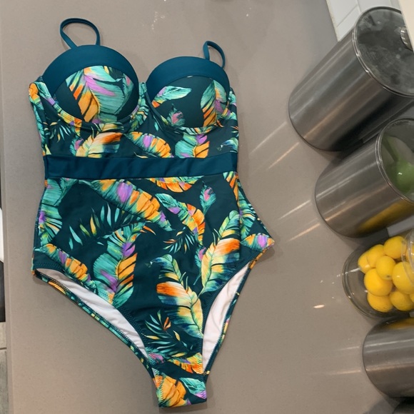 Tropical Leafy Moulded One-Piece Swimsuit Cupshe - Picture 6 of 8